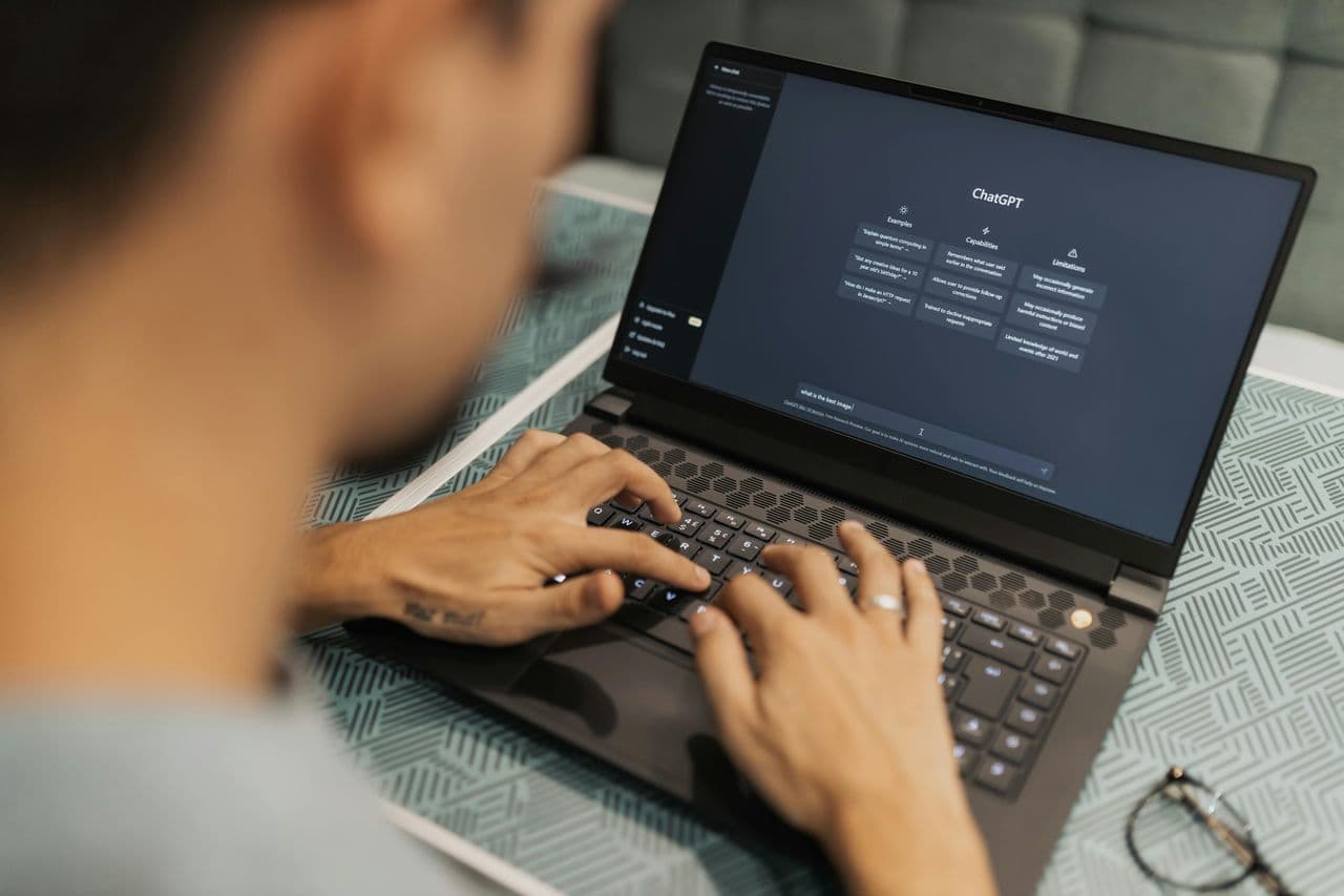 learn-how-website-analytics-company-data-and-industry-research-help-b2b-teams-generate-better-content-ideas-that-rank-on-search-and-ai-engines-hero
